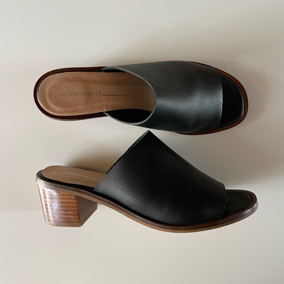 Intentionally Blank Deb Sandal - Picture 2 of 9